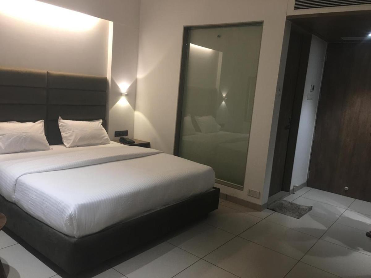 Hotel Regency Сурат Екстериор снимка