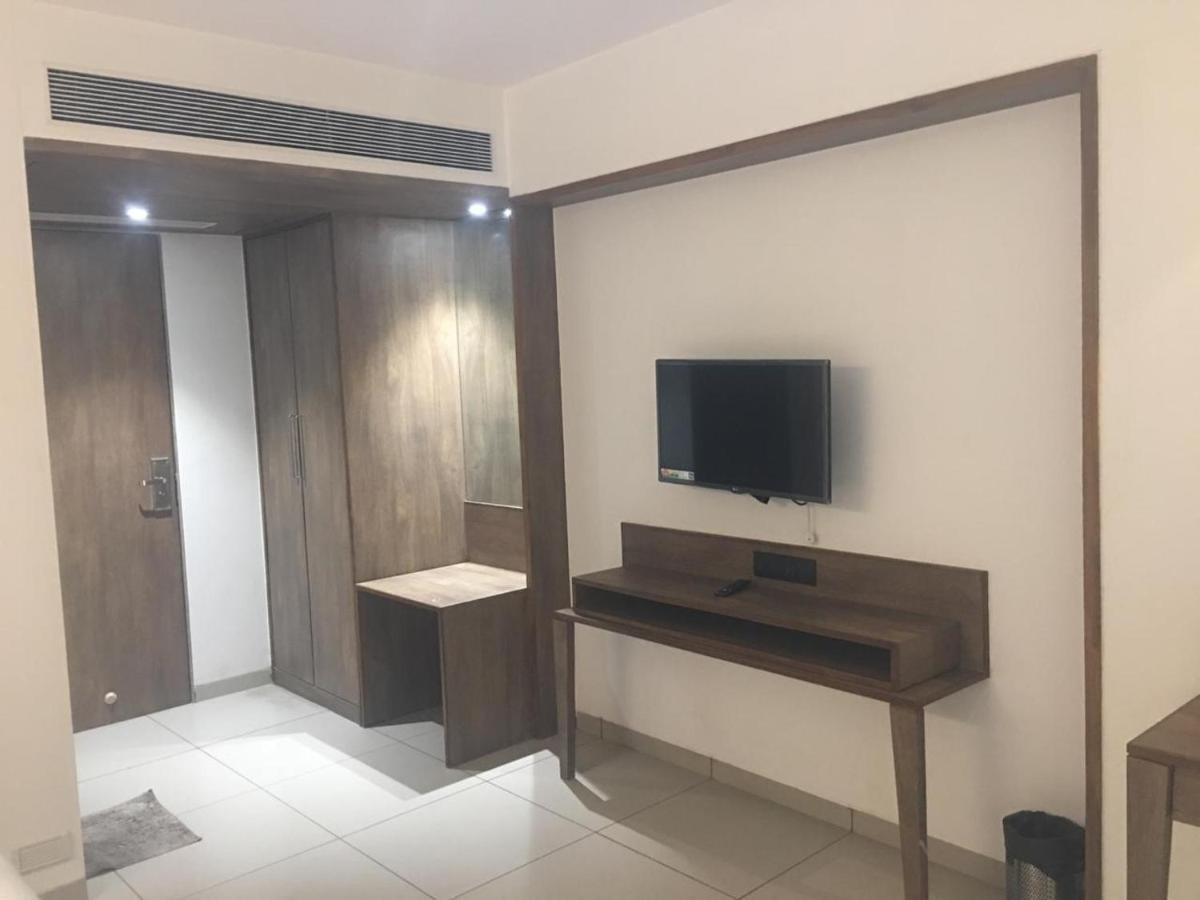 Hotel Regency Сурат Екстериор снимка