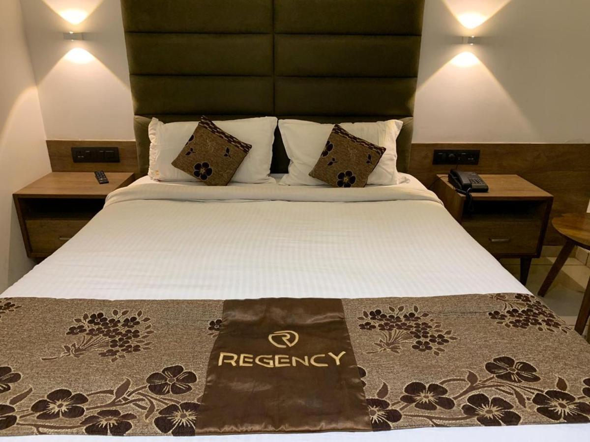 Hotel Regency Сурат Екстериор снимка