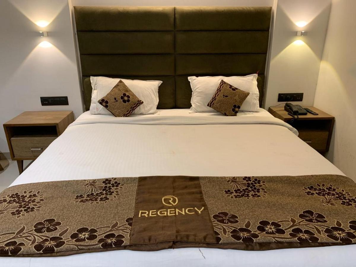 Hotel Regency Сурат Екстериор снимка