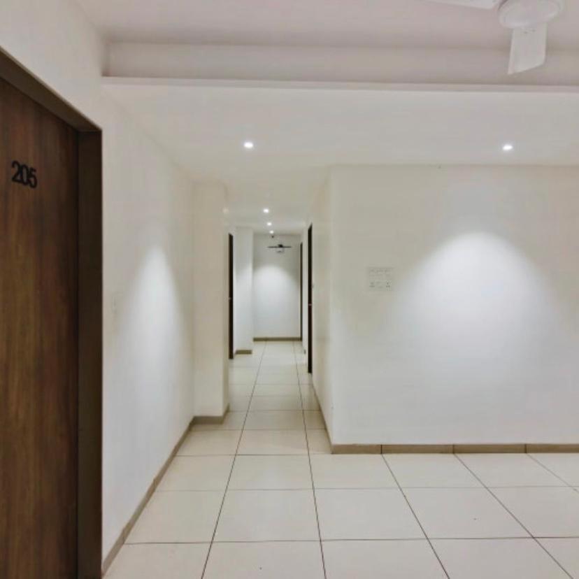 Hotel Regency Сурат Екстериор снимка