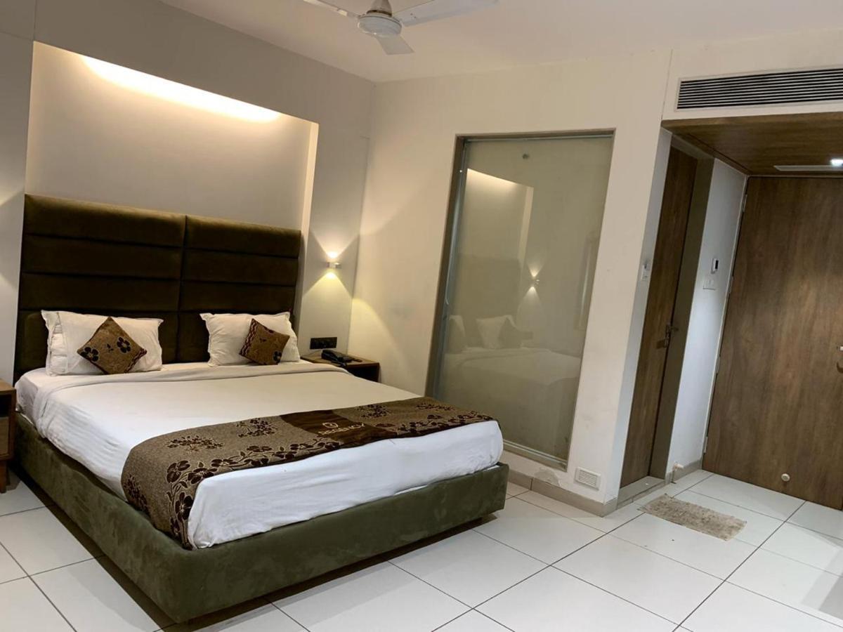 Hotel Regency Сурат Екстериор снимка