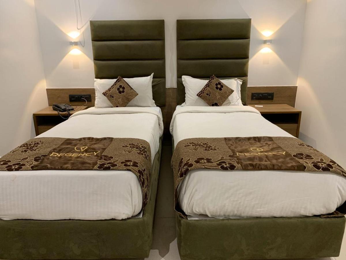 Hotel Regency Сурат Екстериор снимка