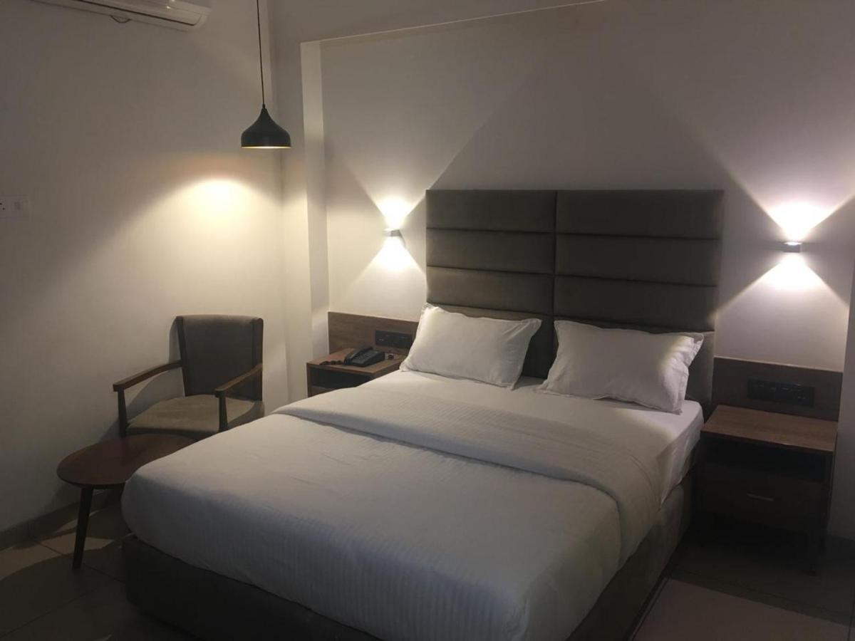 Hotel Regency Сурат Екстериор снимка