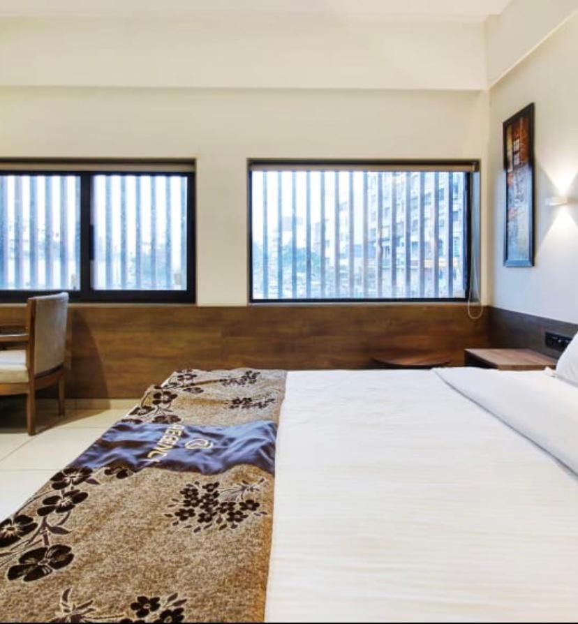 Hotel Regency Сурат Екстериор снимка